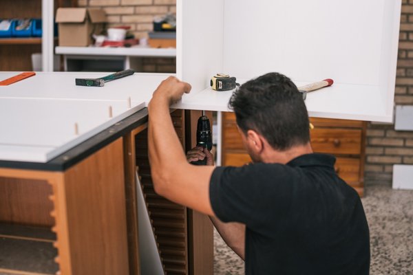 Pose et agencement de mobilier sur site