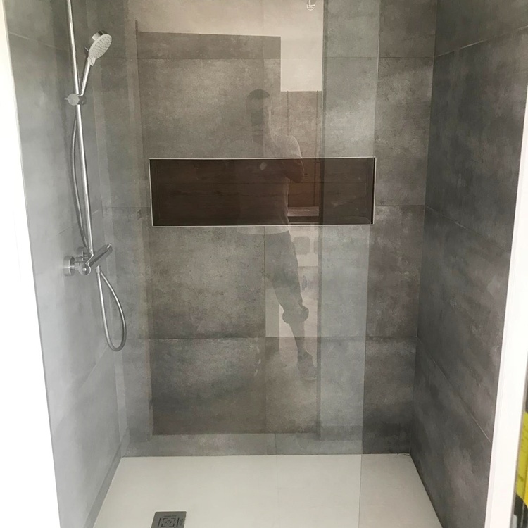 Pose de carrelage mural