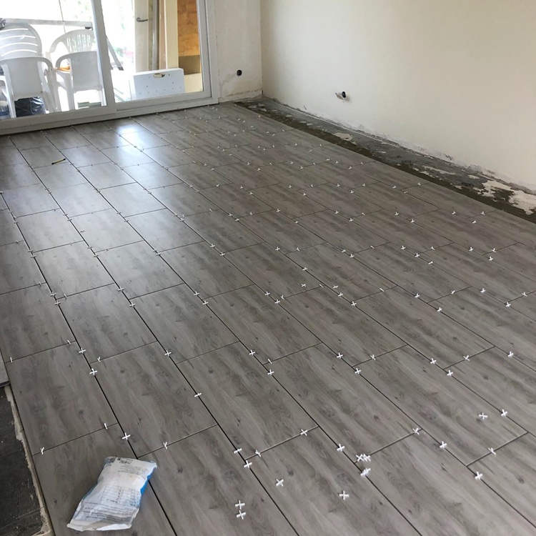 Pose de carrelage effet parquet