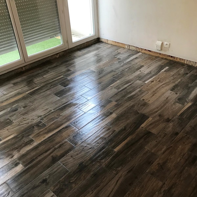 Pose de carrelage imitation bois