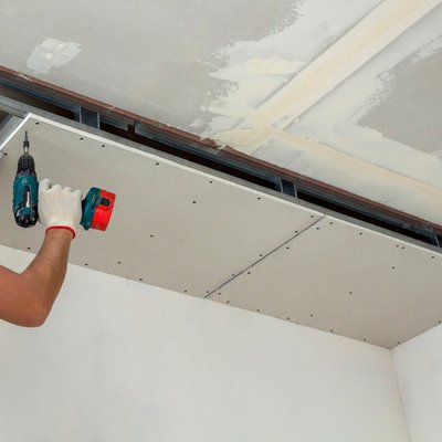 Pose de carreaux de plâtre