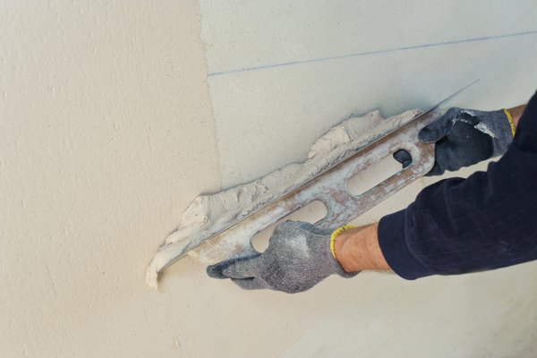 Pose d'enduit et finitions intérieures